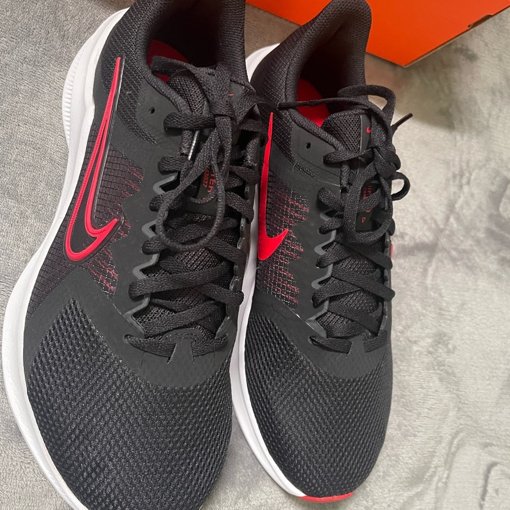 Mens Nike Downshifter NEW 11 (4E) Wide Running Shoes Black Red Men's Size 9.5